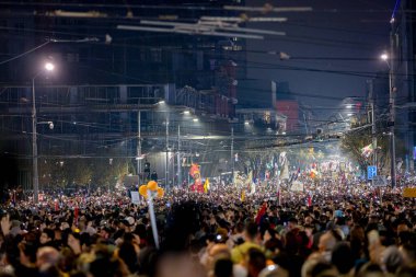 Belgrad, Sırbistan - 15 Mart 2025: Pek çok kişi cep telefonunu kaldırdı, cep telefonu el feneri kullandı, kurbanları onurlandırdı, 15 dakikalık saygı duruşunda bulundu