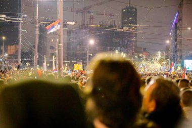 Belgrad, Sırbistan - 15 Mart 2025: Pek çok kişi cep telefonunu kaldırdı, cep telefonu el feneri kullandı, kurbanları onurlandırdı, 15 dakikalık saygı duruşunda bulundu
