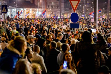 Belgrad, Sırbistan - 15 Mart 2025: Öğrenciler ve vatandaşlar hükümet yolsuzluğunu, rejimini protesto ettiler, trajik bir kazada hayatını kaybeden 15 kişi ve tren istasyonu için adalet talep ettiler 