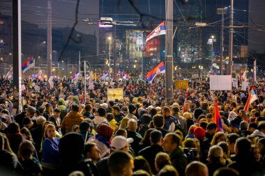 Belgrad, Sırbistan - 15 Mart 2025: Öğrenciler ve vatandaşlar hükümet yolsuzluğunu, rejimini protesto ettiler, trajik bir kazada hayatını kaybeden 15 kişi ve tren istasyonu için adalet talep ettiler 