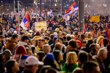 Belgrad, Sırbistan - 15 Mart 2025: Öğrenciler ve vatandaşlar hükümet yolsuzluğunu, rejimini protesto ettiler, trajik bir kazada hayatını kaybeden 15 kişi ve tren istasyonu için adalet talep ettiler 