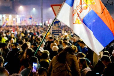 Belgrad, Sırbistan - 15 Mart 2025: Öğrenciler ve vatandaşlar hükümet yolsuzluğunu, rejimini protesto ettiler, trajik bir kazada hayatını kaybeden 15 kişi ve tren istasyonu için adalet talep ettiler 