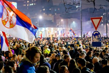 Belgrad, Sırbistan - 15 Mart 2025: Öğrenciler ve vatandaşlar hükümet yolsuzluğunu, rejimini protesto ettiler, trajik bir kazada hayatını kaybeden 15 kişi ve tren istasyonu için adalet talep ettiler 