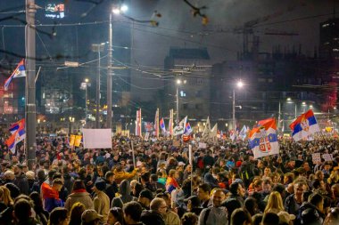 Belgrad, Sırbistan - 15 Mart 2025: Öğrenciler ve vatandaşlar hükümet yolsuzluğunu, rejimini protesto ettiler, trajik bir kazada hayatını kaybeden 15 kişi ve tren istasyonu için adalet talep ettiler 