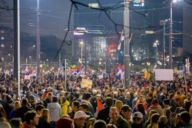 Belgrad, Sırbistan - 15 Mart 2025: Öğrenciler ve vatandaşlar hükümet yolsuzluğunu, rejimini protesto ettiler, trajik bir kazada hayatını kaybeden 15 kişi ve tren istasyonu için adalet talep ettiler 