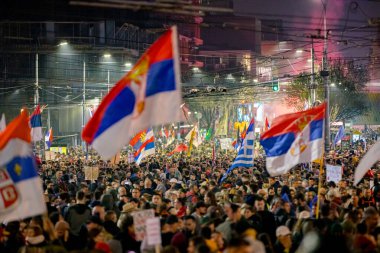 Belgrad, Sırbistan - 15 Mart 2025: Öğrenciler ve vatandaşlar hükümet yolsuzluğunu, rejimini protesto ettiler, trajik bir kazada hayatını kaybeden 15 kişi ve tren istasyonu için adalet talep ettiler 