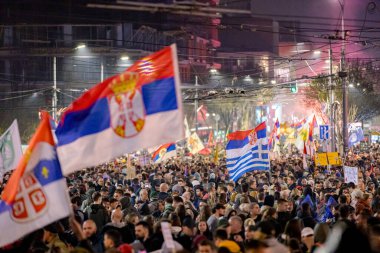 Belgrad, Sırbistan - 15 Mart 2025: Öğrenciler ve vatandaşlar hükümet yolsuzluğunu, rejimini protesto ettiler, trajik bir kazada hayatını kaybeden 15 kişi ve tren istasyonu için adalet talep ettiler 