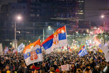 Belgrad, Sırbistan - 15 Mart 2025: Öğrenciler ve vatandaşlar hükümet yolsuzluğunu, rejimini protesto ettiler, trajik bir kazada hayatını kaybeden 15 kişi ve tren istasyonu için adalet talep ettiler 