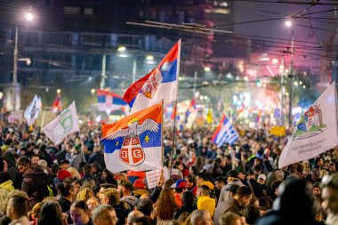 Belgrad, Sırbistan - 15 Mart 2025: Öğrenciler ve vatandaşlar hükümet yolsuzluğunu, rejimini protesto ettiler, trajik bir kazada hayatını kaybeden 15 kişi ve tren istasyonu için adalet talep ettiler 