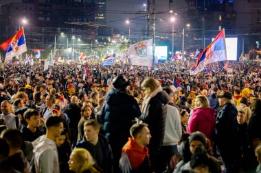 Belgrad, Sırbistan - 15 Mart 2025: Öğrenciler ve vatandaşlar hükümet yolsuzluğunu, rejimini protesto ettiler, trajik bir kazada hayatını kaybeden 15 kişi ve tren istasyonu için adalet talep ettiler 