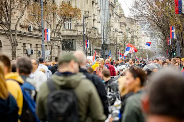 Belgrad, Sırbistan - 15 Mart 2025: Öğrenciler ve vatandaşlar hükümet yolsuzluğunu, rejimini protesto ettiler, trajik bir kazada hayatını kaybeden 15 kişi ve tren istasyonu için adalet talep ettiler 