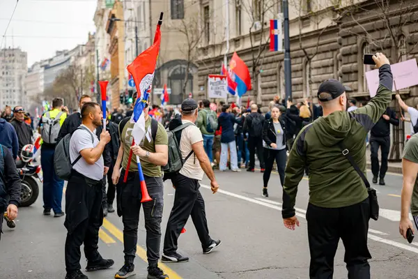 Belgrad, Sırbistan - 15 Mart 2025: Öğrenciler ve vatandaşlar hükümet yolsuzluğunu, rejimini protesto ettiler, trajik bir kazada hayatını kaybeden 15 kişi ve tren istasyonu için adalet talep ettiler 