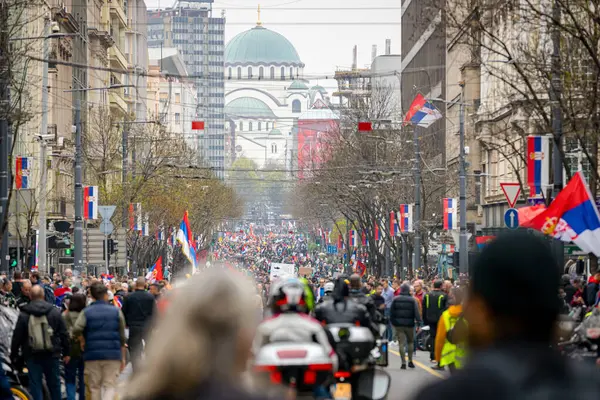 Belgrad, Sırbistan - 15 Mart 2025: Öğrenciler, motosikletçiler, vatandaşlar hükümet yolsuzluğunu, rejimi protesto ettiler, trajik bir kazada hayatını kaybeden 15 kişi için adalet talep ettiler: 