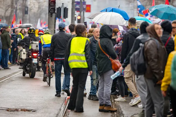 Belgrad, Sırbistan - 15 Mart 2025: Öğrenciler, motosikletçiler, vatandaşlar hükümet yolsuzluğunu, rejimi protesto ettiler, trajik bir kazada hayatını kaybeden 15 kişi için adalet talep ettiler: 