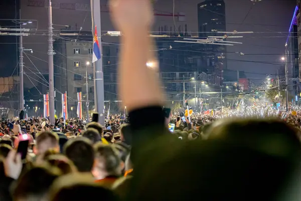 Belgrad, Sırbistan - 15 Mart 2025: Pek çok kişi cep telefonunu kaldırdı, cep telefonu el feneri kullandı, kurbanları onurlandırdı, 15 dakikalık saygı duruşunda bulundu