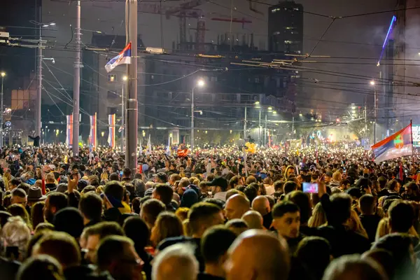 Belgrad, Sırbistan - 15 Mart 2025: Öğrenciler ve vatandaşlar hükümet yolsuzluğunu, rejimini protesto ettiler, trajik bir kazada hayatını kaybeden 15 kişi ve tren istasyonu için adalet talep ettiler 