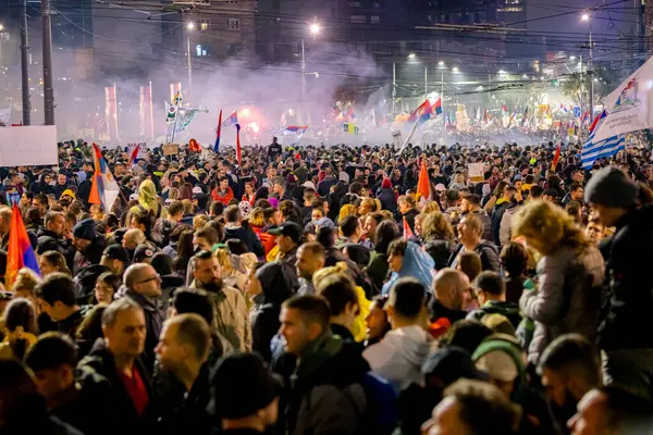 Belgrad, Sırbistan - 15 Mart 2025: Öğrenciler ve vatandaşlar hükümet yolsuzluğunu, rejimini protesto ettiler, trajik bir kazada hayatını kaybeden 15 kişi ve tren istasyonu için adalet talep ettiler 