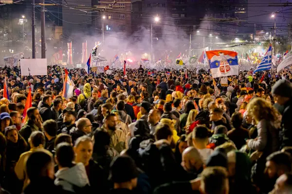 Belgrad, Sırbistan - 15 Mart 2025: Öğrenciler ve vatandaşlar hükümet yolsuzluğunu, rejimini protesto ettiler, trajik bir kazada hayatını kaybeden 15 kişi ve tren istasyonu için adalet talep ettiler 