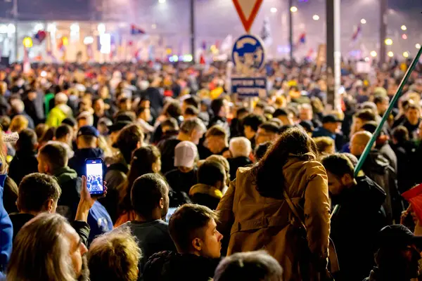 Belgrad, Sırbistan - 15 Mart 2025: Öğrenciler ve vatandaşlar hükümet yolsuzluğunu, rejimini protesto ettiler, trajik bir kazada hayatını kaybeden 15 kişi ve tren istasyonu için adalet talep ettiler 