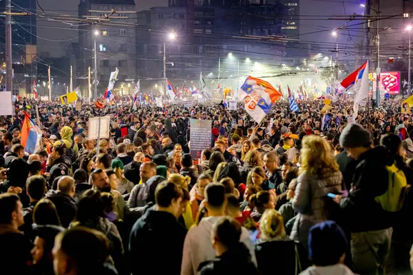 Belgrad, Sırbistan - 15 Mart 2025: Öğrenciler ve vatandaşlar hükümet yolsuzluğunu, rejimini protesto ettiler, trajik bir kazada hayatını kaybeden 15 kişi ve tren istasyonu için adalet talep ettiler 