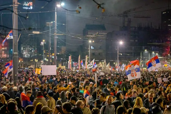 Belgrad, Sırbistan - 15 Mart 2025: Öğrenciler ve vatandaşlar hükümet yolsuzluğunu, rejimini protesto ettiler, trajik bir kazada hayatını kaybeden 15 kişi ve tren istasyonu için adalet talep ettiler 