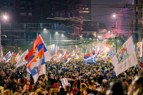 Belgrad, Sırbistan - 15 Mart 2025: Öğrenciler ve vatandaşlar hükümet yolsuzluğunu, rejimini protesto ettiler, trajik bir kazada hayatını kaybeden 15 kişi ve tren istasyonu için adalet talep ettiler 