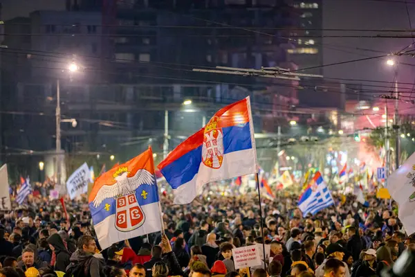 Belgrad, Sırbistan - 15 Mart 2025: Öğrenciler ve vatandaşlar hükümet yolsuzluğunu, rejimini protesto ettiler, trajik bir kazada hayatını kaybeden 15 kişi ve tren istasyonu için adalet talep ettiler 
