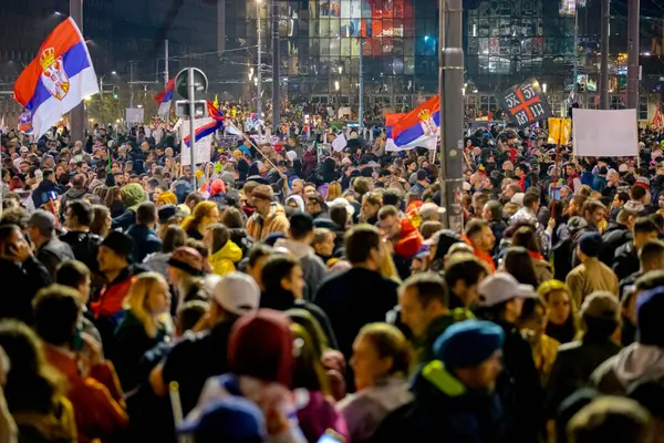 Belgrad, Sırbistan - 15 Mart 2025: Öğrenciler ve vatandaşlar hükümet yolsuzluğunu, rejimini protesto ettiler, trajik bir kazada hayatını kaybeden 15 kişi ve tren istasyonu için adalet talep ettiler 
