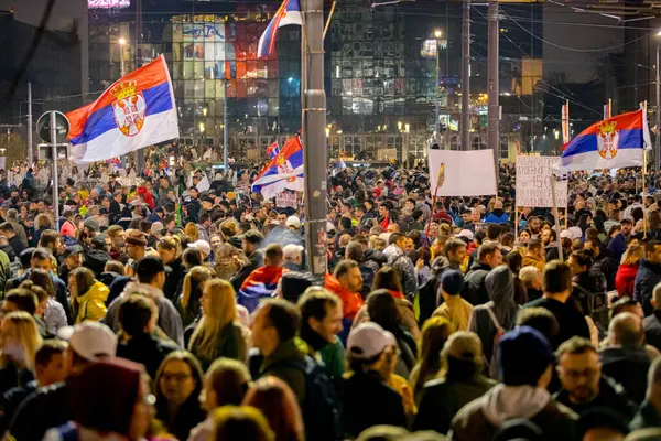 Belgrad, Sırbistan - 15 Mart 2025: Öğrenciler ve vatandaşlar hükümet yolsuzluğunu, rejimini protesto ettiler, trajik bir kazada hayatını kaybeden 15 kişi ve tren istasyonu için adalet talep ettiler 