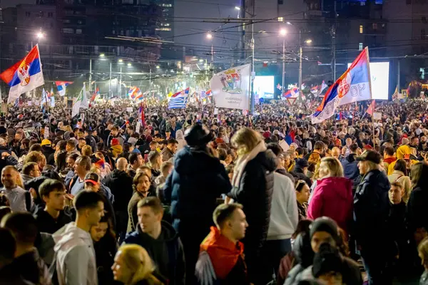 Belgrad, Sırbistan - 15 Mart 2025: Öğrenciler ve vatandaşlar hükümet yolsuzluğunu, rejimini protesto ettiler, trajik bir kazada hayatını kaybeden 15 kişi ve tren istasyonu için adalet talep ettiler 