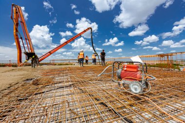Tekerlekli elektrik kümesi, elektrikli motorlu jeneratör, endüstriyel güç aracı, prize takılacak birim, birkaç vibratör için priz, vibratör inşaat alanında taze betonu sıkıştırmak için kullanılıyor..