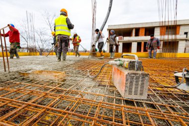 Elektrik toplamı, elektrikli motorlu jeneratör, endüstriyel güç aracı, tıkanacak birim, birkaç vibratörün prizi, vibratör inşaat alanında taze betonu sıkıştırmak için kullanılıyor..
