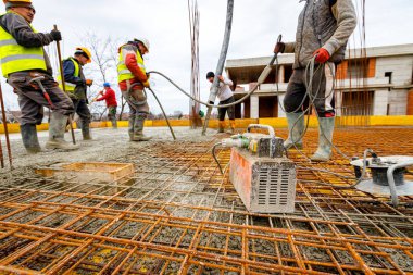 Elektrik toplamı, elektrikli motorlu jeneratör, endüstriyel güç aracı, tıkanacak birim, birkaç vibratörün prizi, vibratör inşaat alanında taze betonu sıkıştırmak için kullanılıyor..