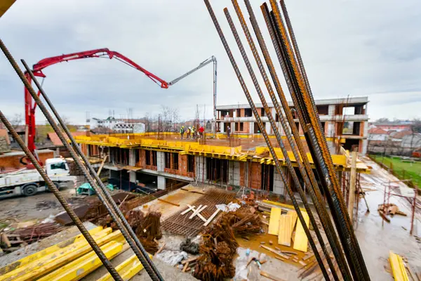 Yakın çekim paslı çelik çubuklar, bina yapısına beton takviyesi, inşaat inşaatı inşaata hazır..