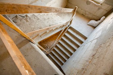 Geçici güvenlik önlemi olarak hazırlanmış, tamamlanmamış beton merdivenler, ahşap korkuluklar iniyor, yapım aşamasında..
