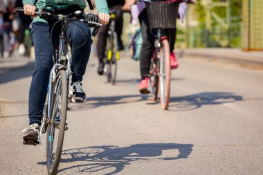 Bisiklet süren, şehirde bisiklete binen, kalabalık içinde araba kullanan bir grup genç, trafikteki ve kentsel çevredeki bisikletçiler için tehlikelere dikkat çekmeye çalışıyor.. 