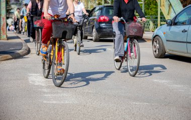 Bisiklet süren, şehirde bisiklete binen, kalabalık içinde araba kullanan bir grup genç, trafikteki ve kentsel çevredeki bisikletçiler için tehlikelere dikkat çekmeye çalışıyor.. 