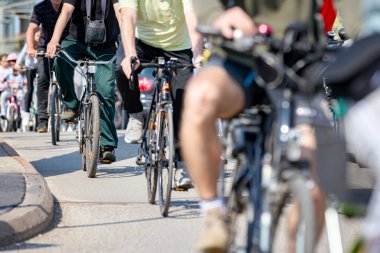 Bisiklet süren, şehirde bisiklete binen, kalabalık içinde araba kullanan bir grup genç, trafikteki ve kentsel çevredeki bisikletçiler için tehlikelere dikkat çekmeye çalışıyor.. 