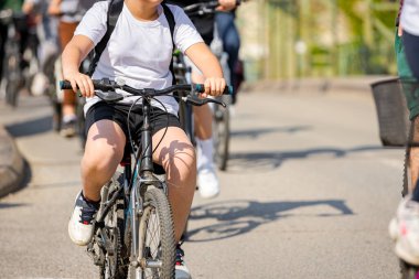 Çocuklar bisiklet sürerken, şehirde bisiklet sürerken, kalabalık içinde araba kullanırken bisikletçiler için trafik ve kentsel çevredeki tehlikelere dikkat çekmeye çalışırlar.. 