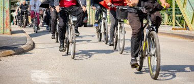 Bisiklet süren, şehirde bisiklete binen, kalabalık içinde araba kullanan bir grup genç, trafikteki ve kentsel çevredeki bisikletçiler için tehlikelere dikkat çekmeye çalışıyor.. 