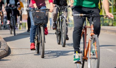Bisiklet süren, şehirde bisiklete binen, kalabalık içinde araba kullanan bir grup genç, trafikteki ve kentsel çevredeki bisikletçiler için tehlikelere dikkat çekmeye çalışıyor.. 