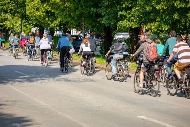 Bisiklet süren, şehirde bisiklete binen, kalabalık içinde araba kullanan bir grup genç, trafikteki ve kentsel çevredeki bisikletçiler için tehlikelere dikkat çekmeye çalışıyor.. 