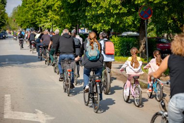Çocuklar bisiklet sürerken, şehirde bisiklet sürerken, kalabalık içinde araba kullanırken bisikletçiler için trafik ve kentsel çevredeki tehlikelere dikkat çekmeye çalışırlar.. 