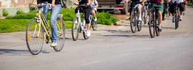 Bisiklet süren, şehirde bisiklete binen, kalabalık içinde araba kullanan bir grup genç, trafikteki ve kentsel çevredeki bisikletçiler için tehlikelere dikkat çekmeye çalışıyor.. 