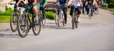 Bisiklet süren, şehirde bisiklete binen, kalabalık içinde araba kullanan bir grup genç, trafikteki ve kentsel çevredeki bisikletçiler için tehlikelere dikkat çekmeye çalışıyor.. 