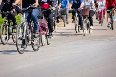 Bisiklet süren, şehirde bisiklete binen, kalabalık içinde araba kullanan bir grup genç, trafikteki ve kentsel çevredeki bisikletçiler için tehlikelere dikkat çekmeye çalışıyor.. 
