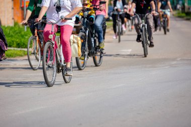 Bisiklet süren, şehirde bisiklete binen, kalabalık içinde araba kullanan bir grup genç, trafikteki ve kentsel çevredeki bisikletçiler için tehlikelere dikkat çekmeye çalışıyor.. 