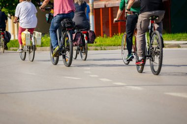 Bisiklet süren, şehirde bisiklete binen, kalabalık içinde araba kullanan bir grup genç, trafikteki ve kentsel çevredeki bisikletçiler için tehlikelere dikkat çekmeye çalışıyor.. 
