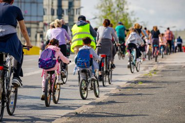 Çocuklar bisiklet sürerken, şehirde bisiklet sürerken, kalabalık içinde araba kullanırken bisikletçiler için trafik ve kentsel çevredeki tehlikelere dikkat çekmeye çalışırlar.. 