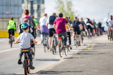 Çocuklar bisiklet sürerken, şehirde bisiklet sürerken, kalabalık içinde araba kullanırken bisikletçiler için trafik ve kentsel çevredeki tehlikelere dikkat çekmeye çalışırlar.. 